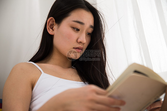 东亚读书人青年女人看书图片