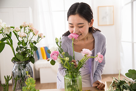 东亚人长发青年女人的家庭生活图片