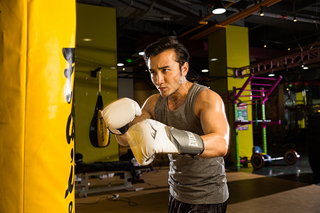 塑身水平构图体育器材青年男人在健身房里健身图片