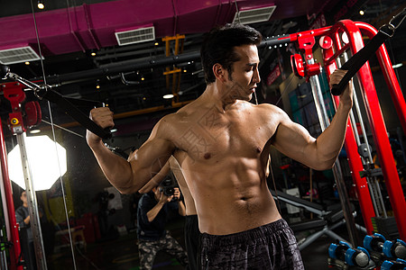 休闲活动腹肌运动青年男人在健身房健身图片