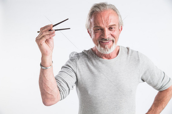 快乐水平构图摄影老年男人拿着筷子图片
