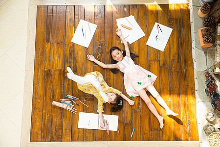 家庭摄影4岁到5岁姐妹俩躺在地板上玩耍图片