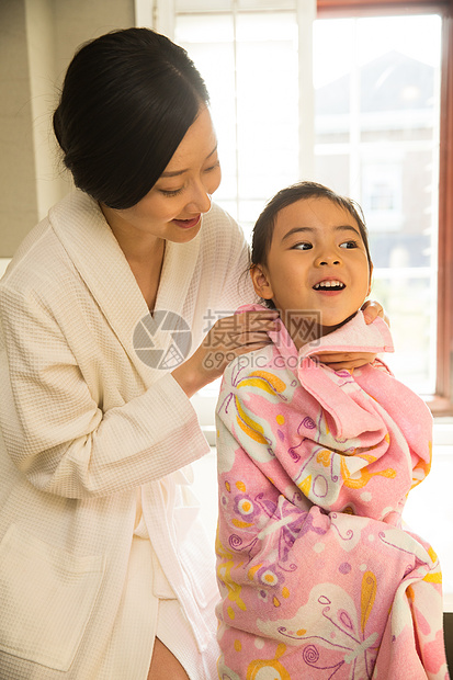 清洗家庭彩色图片小女孩和妈妈在卫生间里洗漱图片