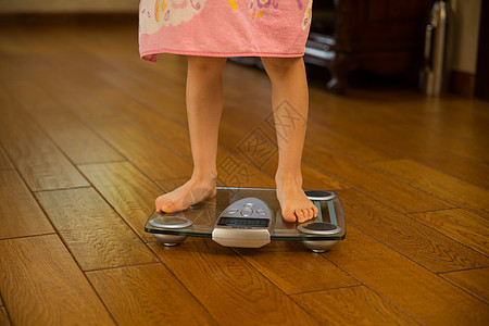 好奇心地板纯洁小女孩称体重图片