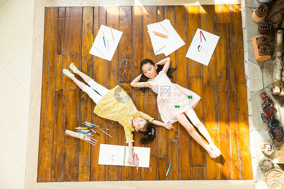 童年友谊6岁到7岁姐妹俩躺在地板上玩耍图片
