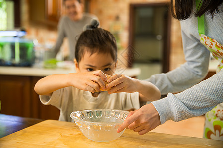 厨房乐趣小女孩帮妈妈做家务背景
