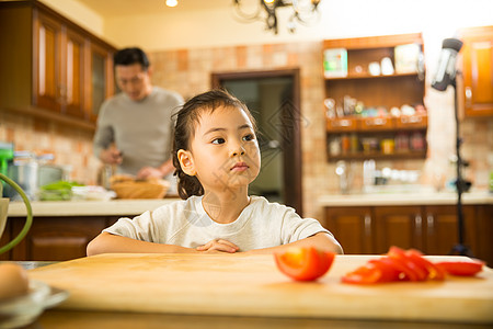小女孩和父亲在厨房图片