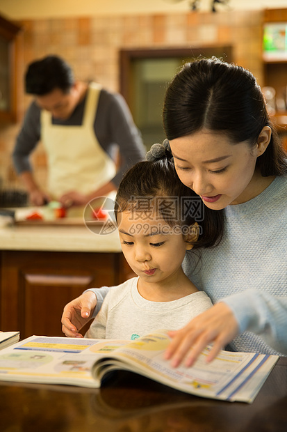 爱前景聚焦妈妈辅导女儿做作业图片