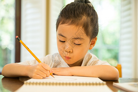 东方人教育铅笔小女孩写作业图片