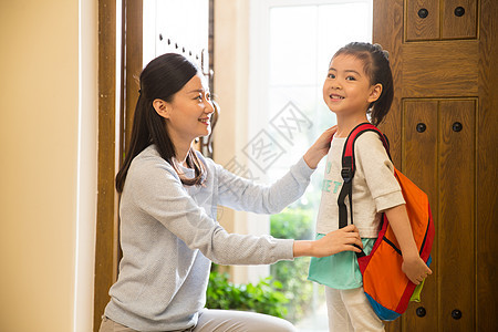 门口两个人人妈妈送女儿去上学图片