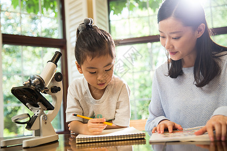 两个人家庭作业独生子家庭妈妈辅导女儿做作业图片