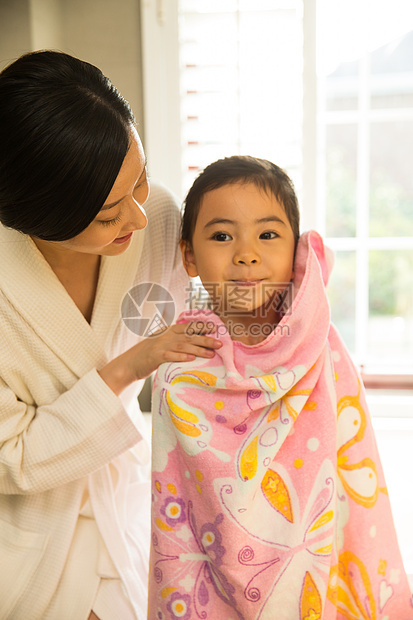 母女和谐东方人小女孩和妈妈在卫生间里洗漱图片