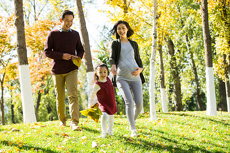 休闲装自然美彩色图片幸福家庭在户外玩耍背景图片