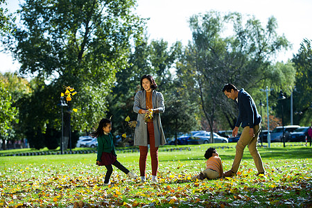 草地毛衣休闲活动幸福家庭在户外图片