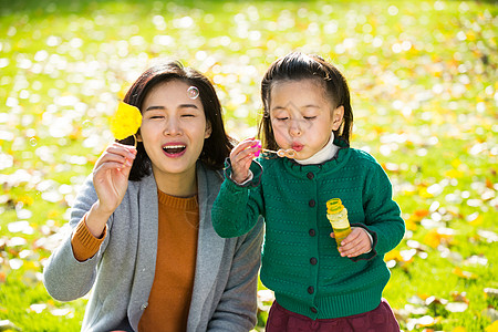 童年草地摄影幸福家庭户外郊游高清图片