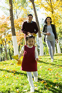 孕妇和小孩风景温馨童年幸福家庭在户外玩耍背景