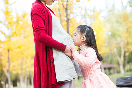 孕妇和小孩可爱的怀孕亲密幸福家庭在户外玩耍背景