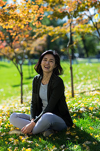 秋天青年女人在户外图片