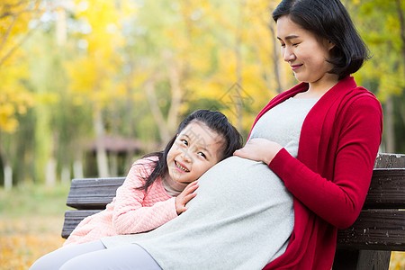 孕妇和小孩二胎幸福家庭在户外玩耍背景