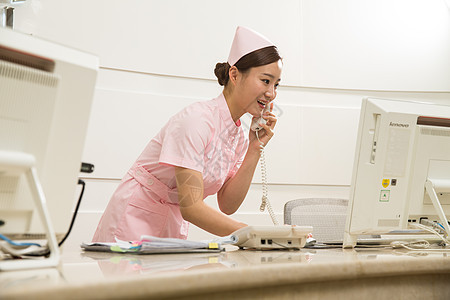 计算机现代仅一个青年女人年轻女护士在接待处图片