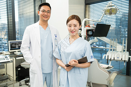 青年女人牙科诊疗室男人男牙医和女牙医助手背景图片