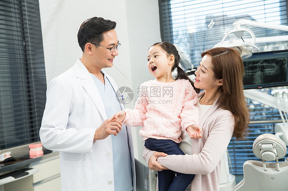 关爱女孩母亲带着女儿看牙医图片