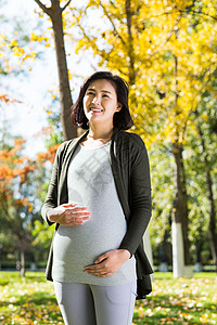 预期期待亚洲年轻的孕妇在户外图片