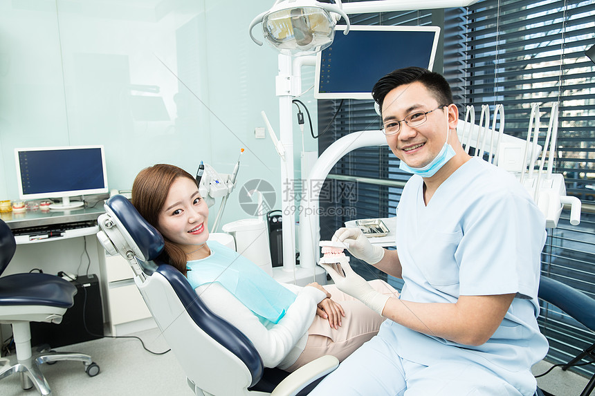 牙科设备保健成年人男牙医和女患者图片