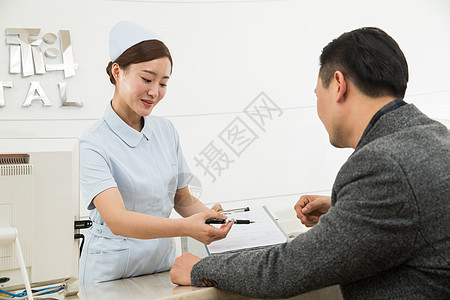 医院服务台护士接待患者图片
