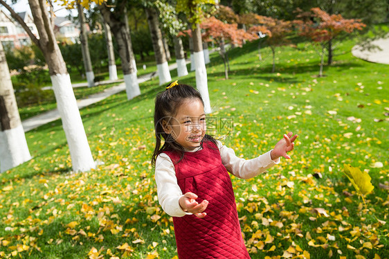 摄影幸福东亚可爱的小女孩在户外玩耍图片
