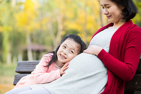 孕妇和小孩水平构图孕妇树林幸福家庭在户外玩耍背景