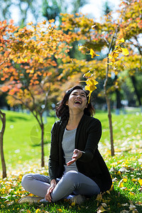 亚洲宁静青年女人在户外图片