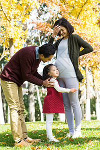 孕妇和小孩妻子25岁到29岁休闲装幸福家庭在户外玩耍背景