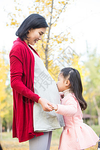 孕妇和小孩单亲家庭孕妇相伴幸福家庭在户外玩耍背景