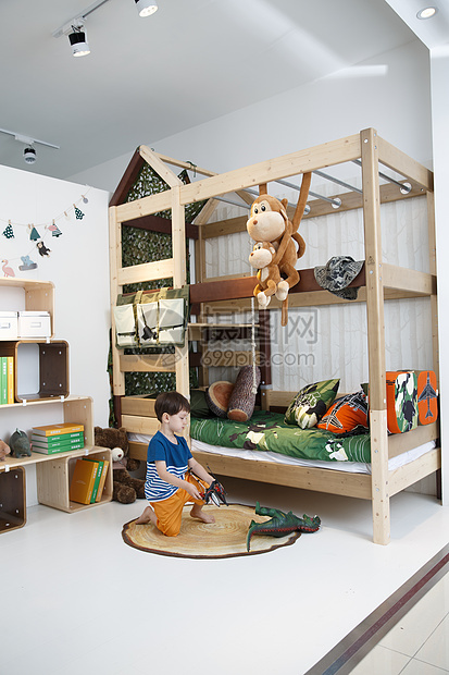 独处玩具住宅房间可爱的小男孩在游戏室图片