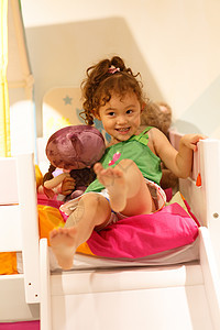 3岁到4岁奢华天真可爱的小女孩在卧室玩耍图片
