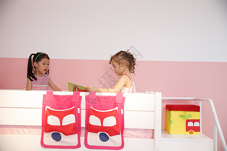 儿童房柔和多种族可爱的小女孩在卧室玩耍图片