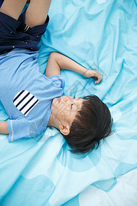 彩色极光彩色图片床上用品人可爱的小男孩在床上玩耍背景