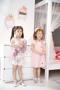 彩色图片白种人健康可爱的小女孩在卧室玩耍图片