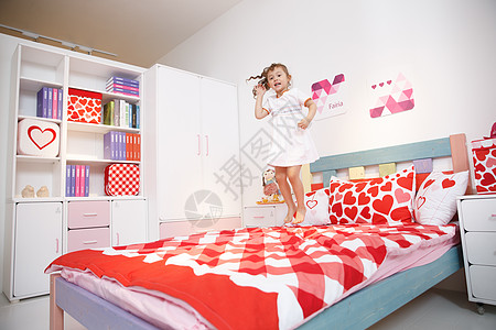小孩嬉戏仅一个女孩混血儿嬉戏的可爱的小女孩在卧室玩耍背景