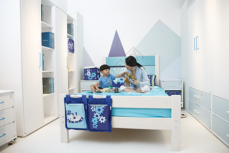 童年休闲装亚洲可爱的小男孩和妈妈在卧室玩耍图片