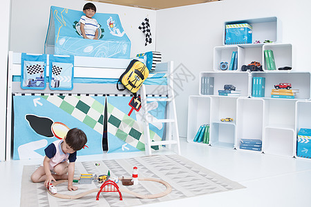 娱乐室快乐儿童房两个小男孩在卧室玩耍图片