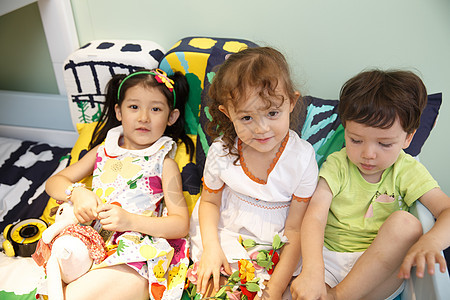 家居学龄前儿童彩色图片欢乐的儿童在床上玩耍图片