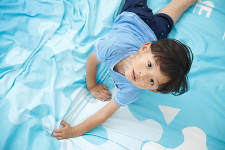 住宅房间活力健康可爱的小男孩在床上玩耍图片