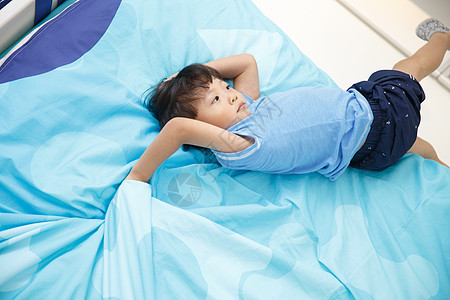 柔软摄影柔和可爱的小男孩在床上玩耍图片