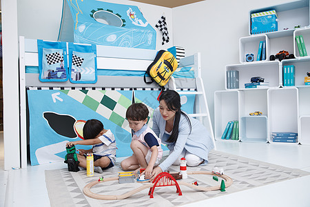 成长住宅房间华贵可爱的小男孩和指导教师在游戏室玩耍图片