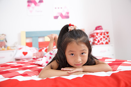 小孩嬉戏户内柔软休闲可爱的小女孩在卧室玩耍背景