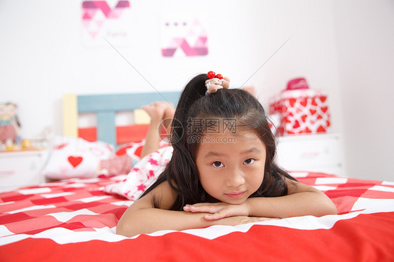 户内柔软休闲可爱的小女孩在卧室玩耍图片
