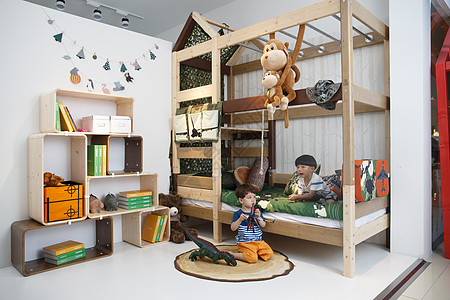 玩具3岁到4岁住宅房间两个小男孩在卧室玩耍图片