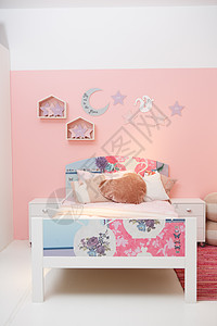 柔和内装修床粉色的儿童房高清图片